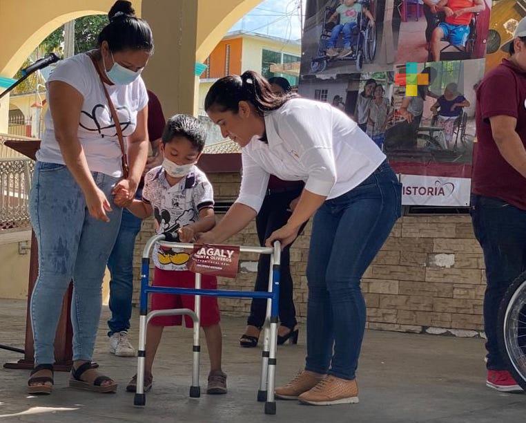 Apoya Magaly Armenta con aparatos de movilidad a población de Cosoleacaque