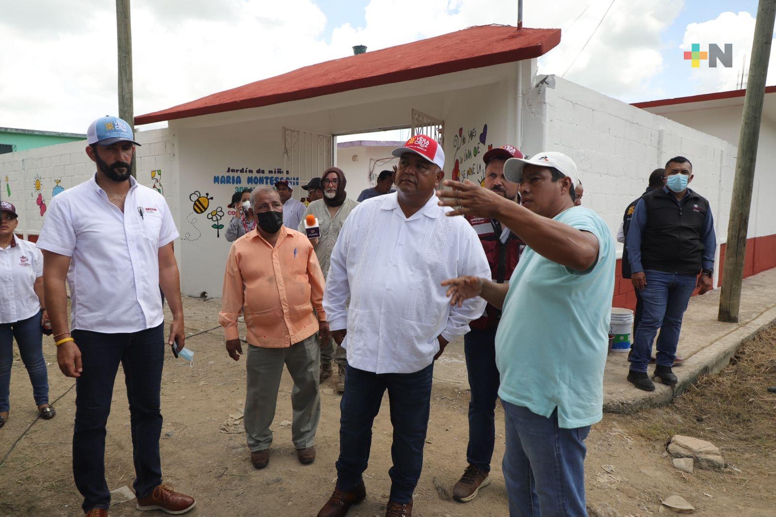En la víspera del regreso a clases, supervisa Eric Cisneros faena de limpieza que realizó Segob en escuelas de Cosamaloapan