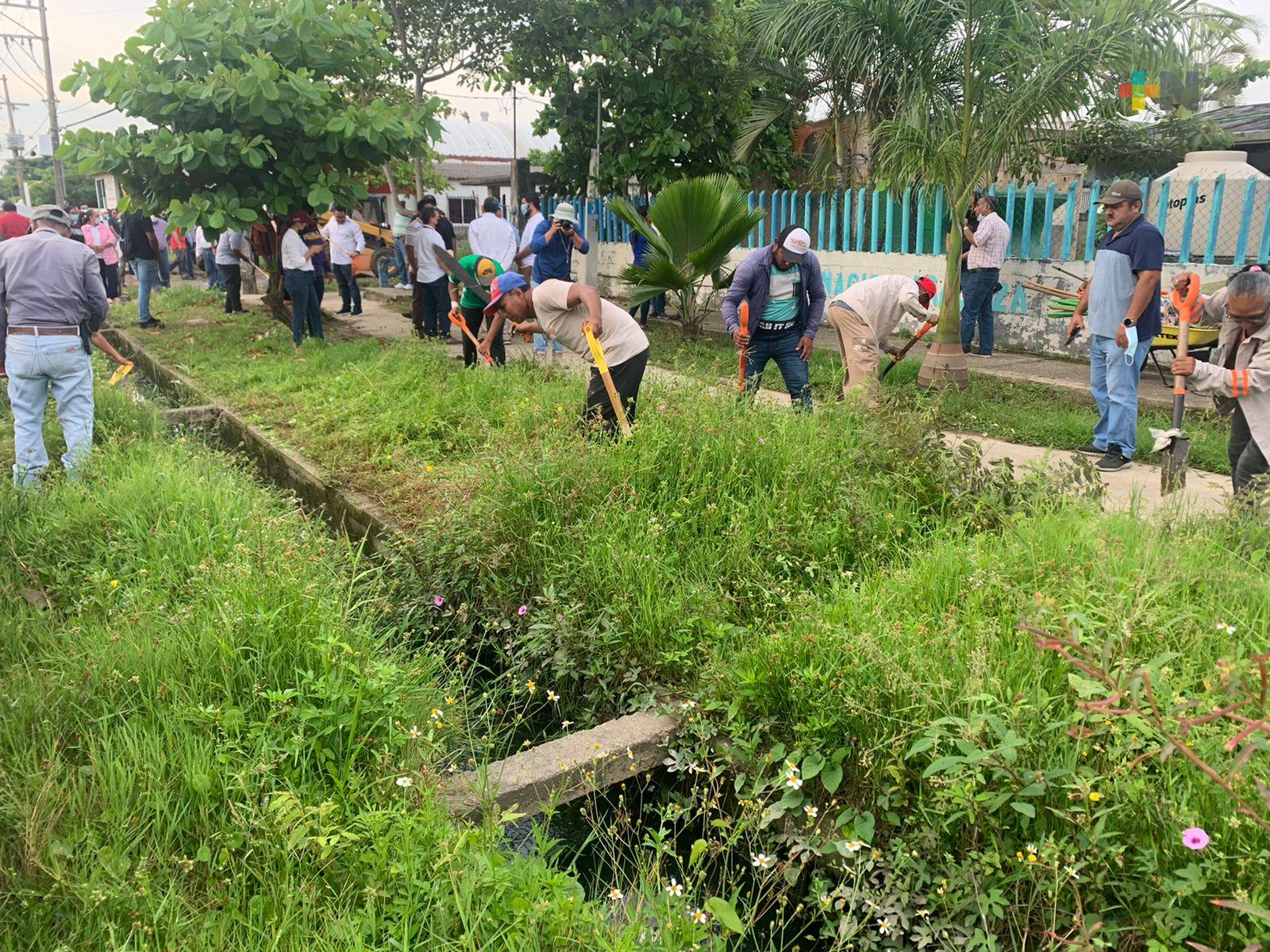 Personal del ayuntamiento de Coatzacoalcos realiza limpieza en canales a cielo abierto