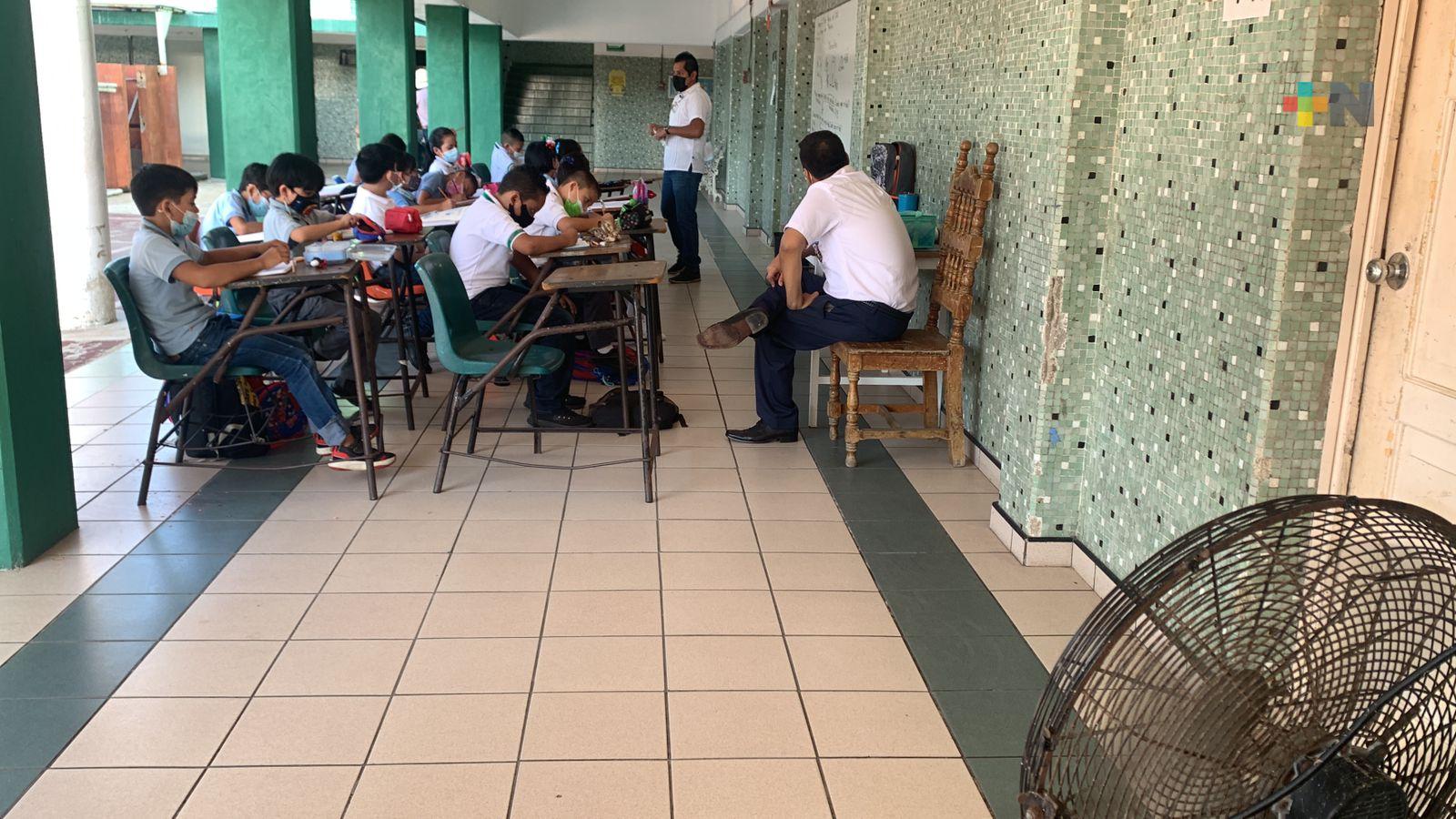 En Coatzacoalcos, estudiantes de primaria inician ciclo tomando clases a la intemperie