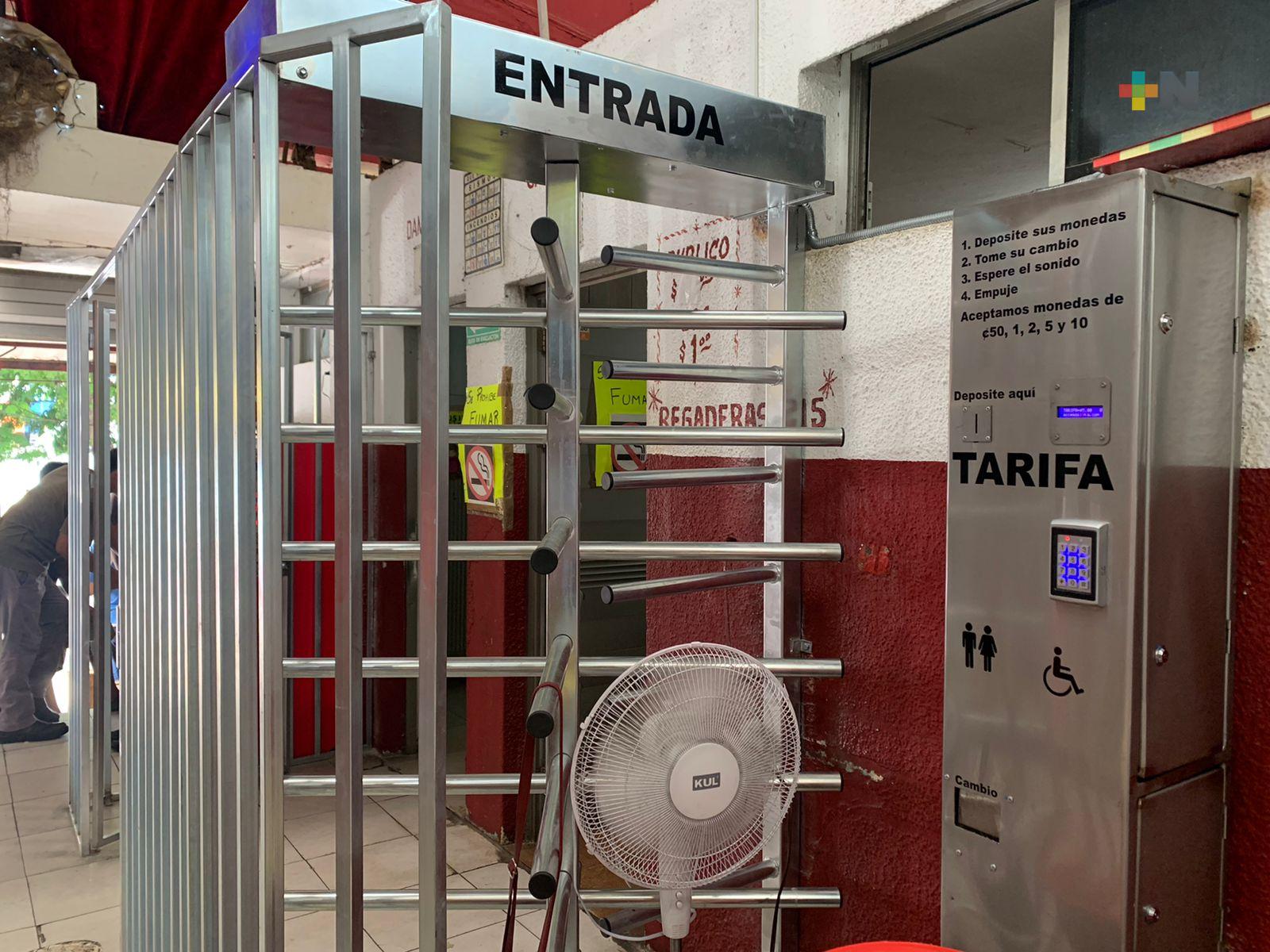 Instalan torniquetes de baños del mercado Morelos de Coatza