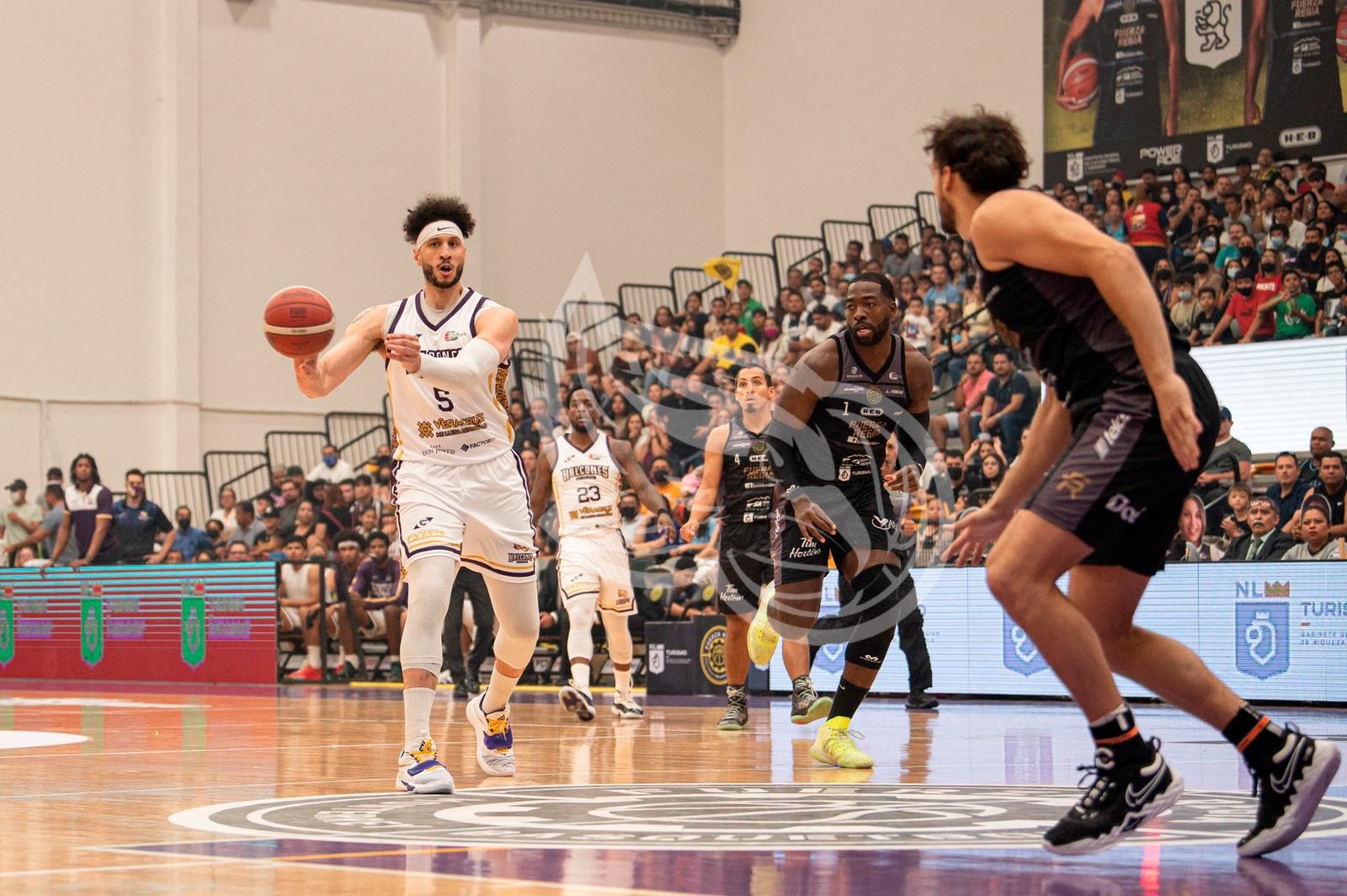 Fuerza Regia vence por score de 84-77 a los Halcones de Xalapa