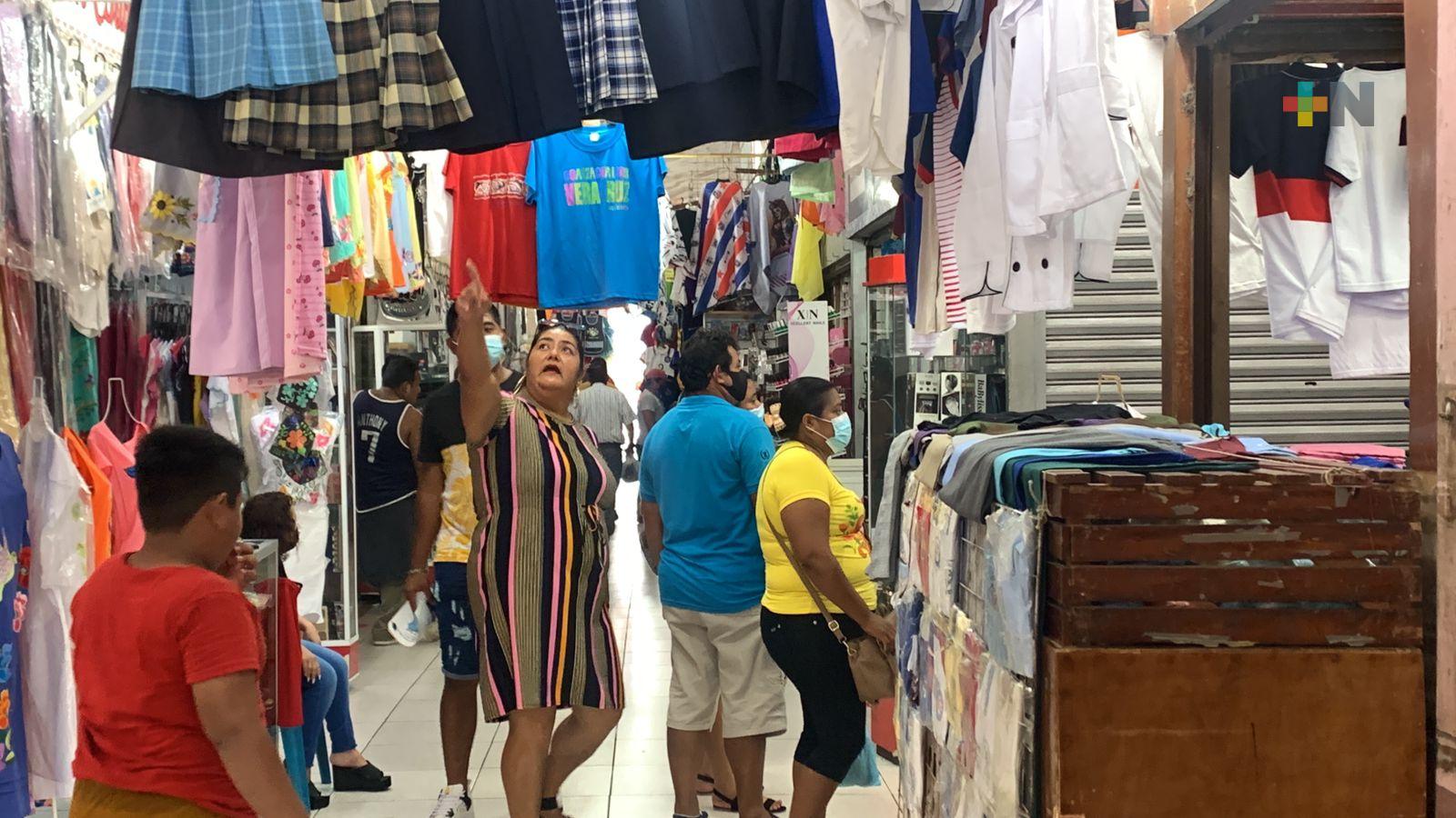 Comerciantes estiman pronta escasez de uniformes escolares en Coatzacoalcos