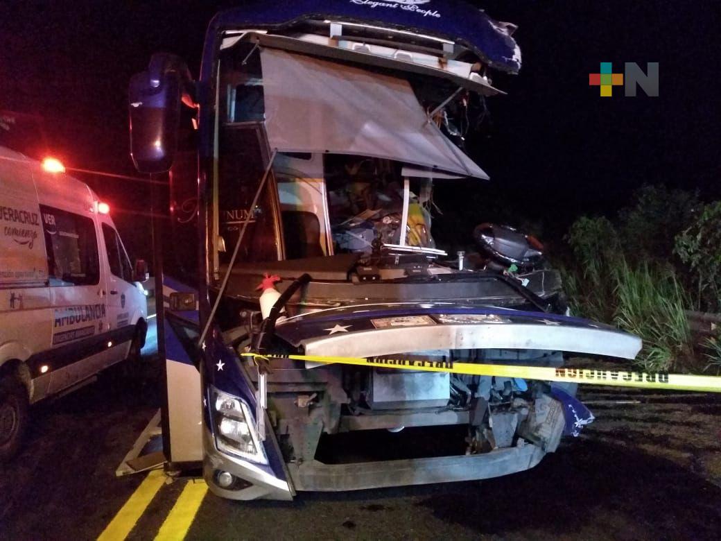 Accidente entre autobús de turismo y tráiler deja una persona fallecida