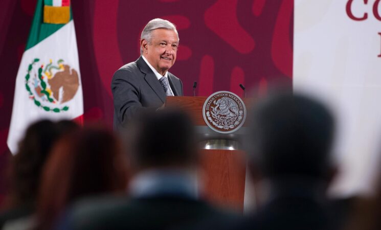 AMLO se compromete a garantizar justicia en caso de Ayotzinapa y a la no repetición de hechos