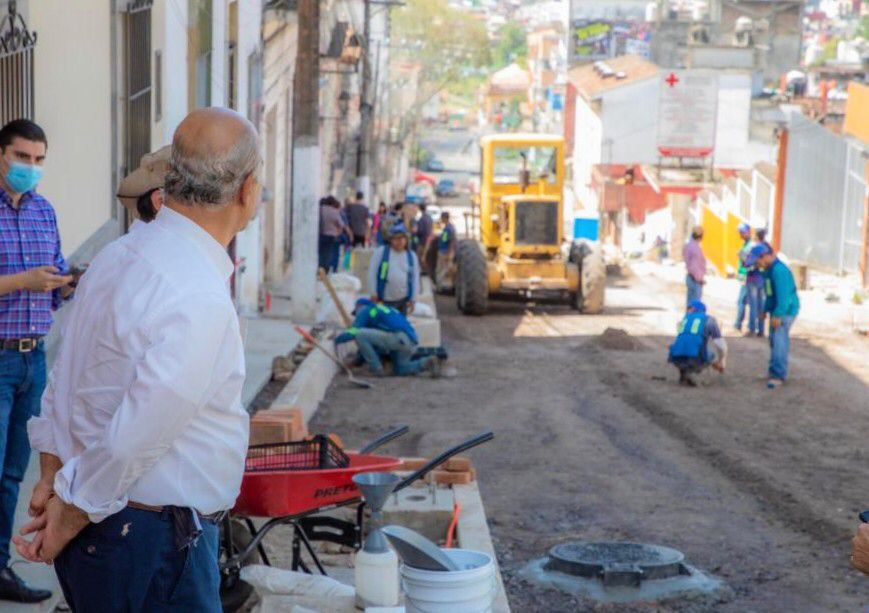 Ricardo Ahued  supervisa rehabilitación en calle Francisco Javier Clavijero