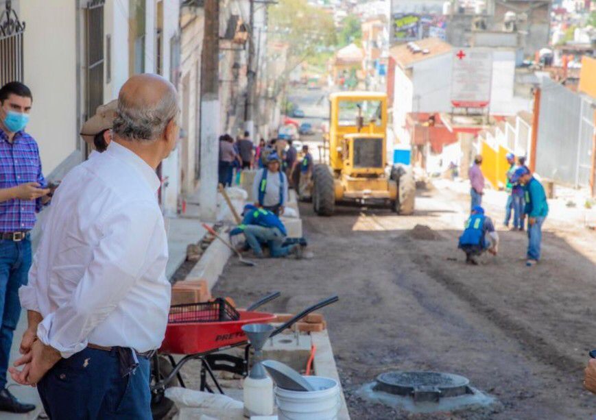 Ricardo Ahued supervisa rehabilitación en calle Francisco Javier Clavijero