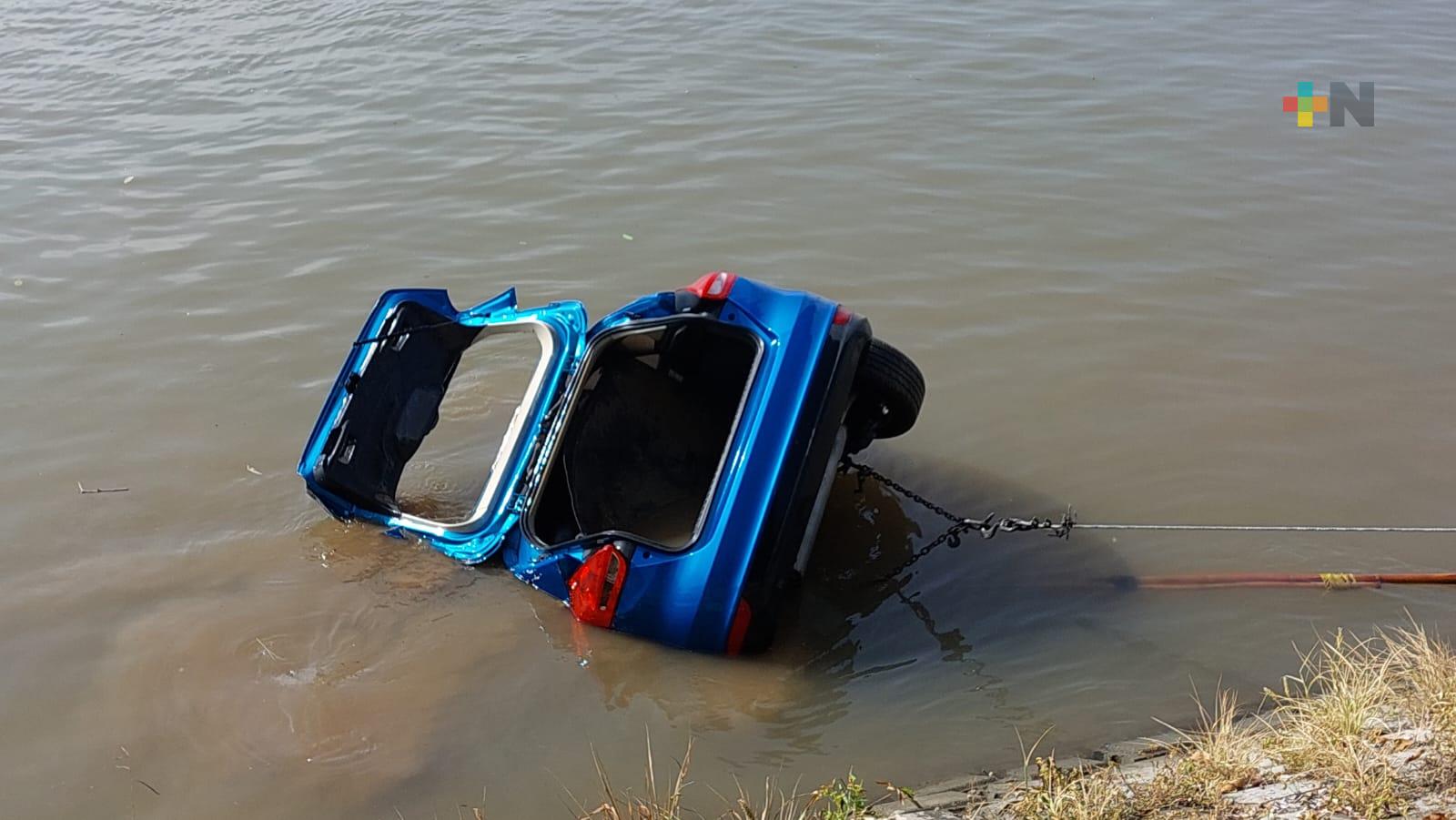 Automóvil amaneció inexplicablemente en el río Jamapa