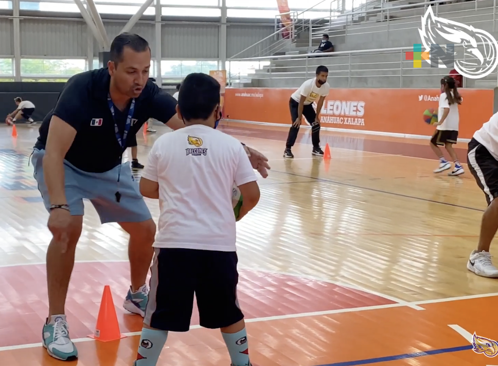 Concluye en Xalapa, primera clínica de basquetbol impartida por Omar Quintero
