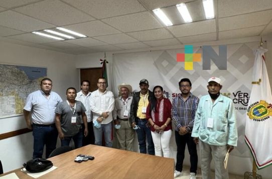 Gestiona Janix Liliana Castro ante SIOP atención a tramos carreteros en Isla