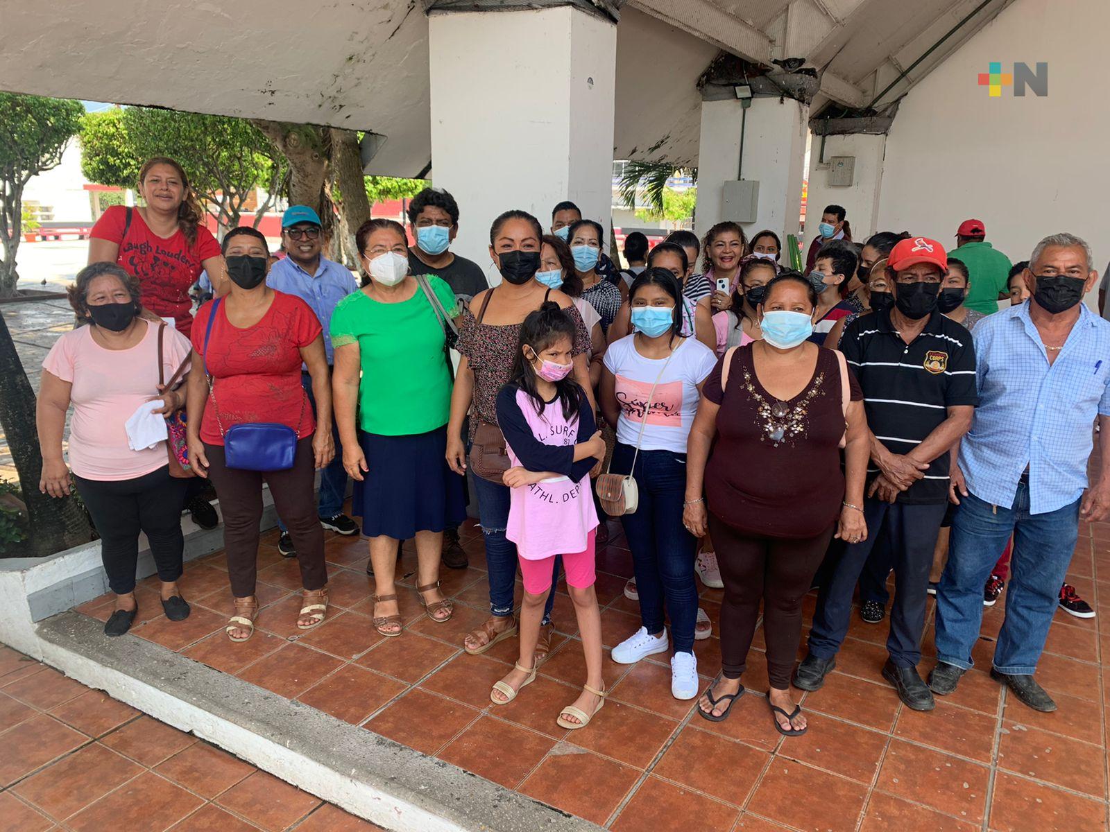 Colonos de Coatzacoalcos piden servicios, especialmente energía eléctrica