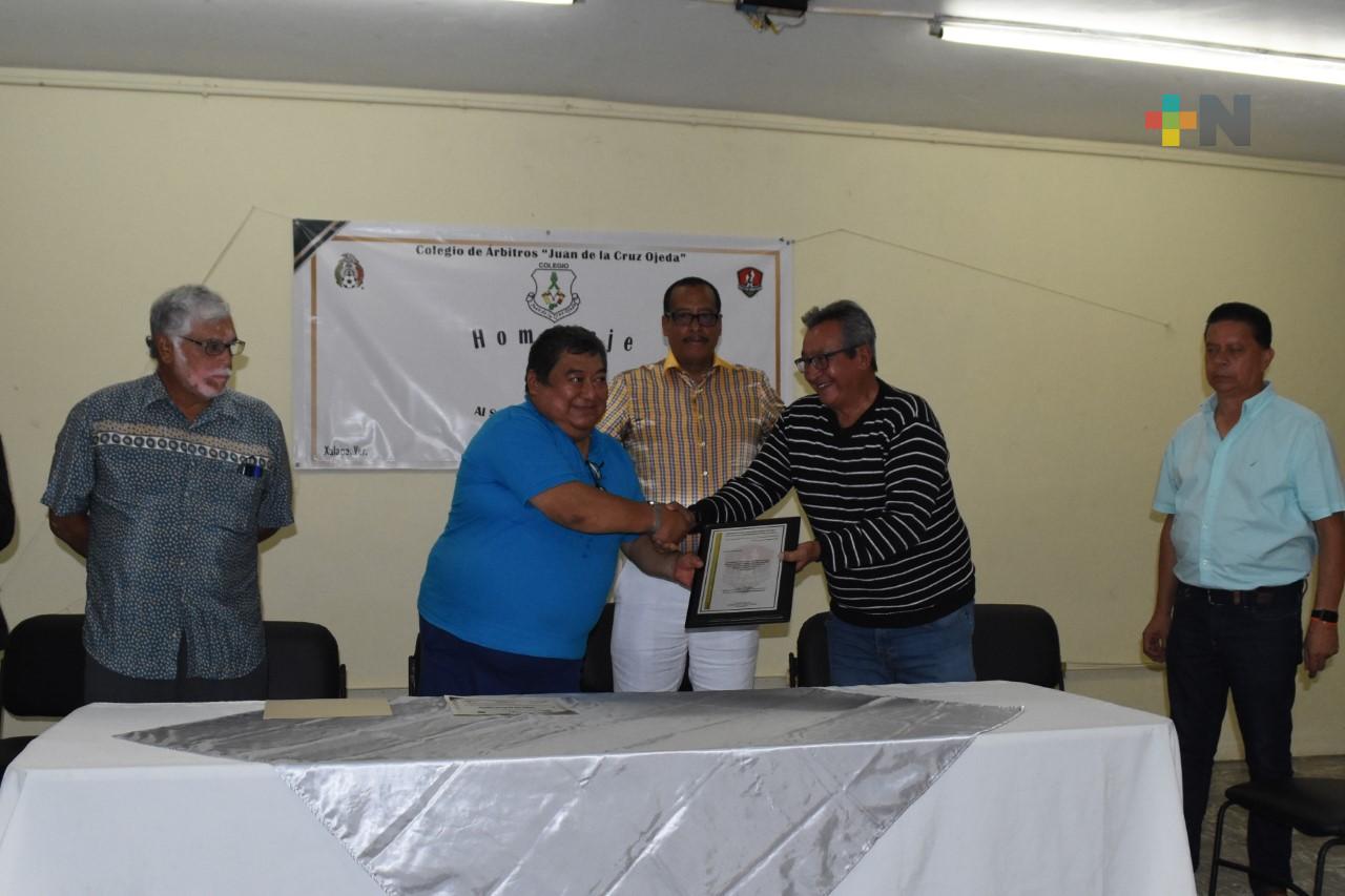 Brindan emotivo homenaje a ex árbitro, Juan de la Cruz