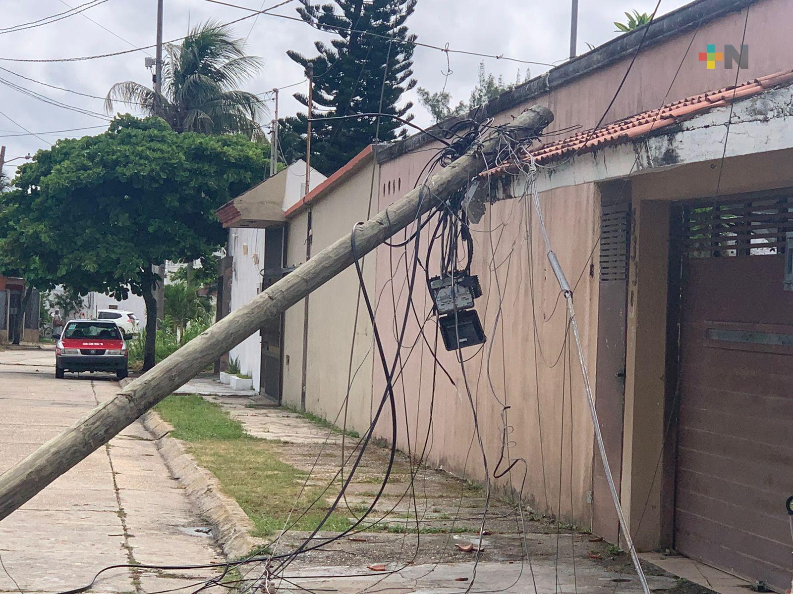 Tráiler deja sin energía e internet varias colonias de Coatza al derrumbar cables