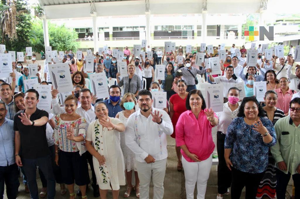 Primaria de Playa Vicente recibió sus escrituras