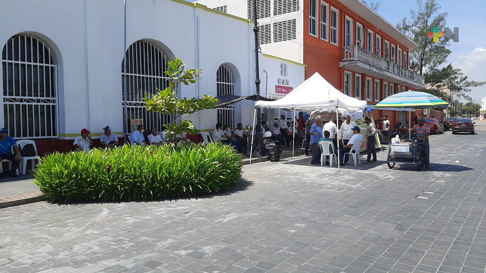 Extrabajadores del recinto portuario de Veracruz toman instalaciones del SAT en Centro Histórico