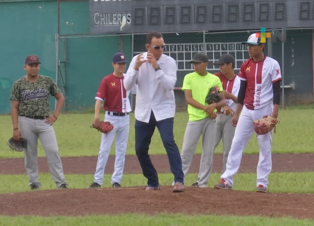 Roberto «La Metralleta» Ramírez brinda clínica a beisbolistas xalapeños