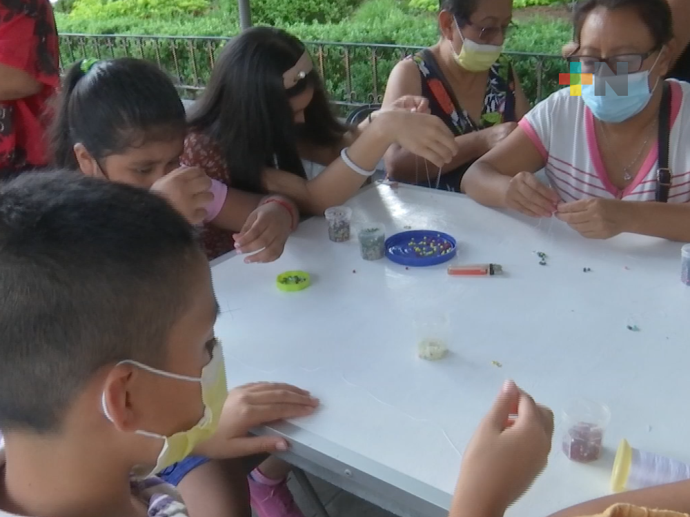 Finaliza taller de manualidades en parque de Coatepec