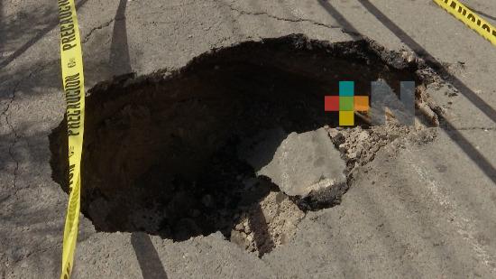 En 2 meses nadie lo atiende, enorme socavón en Colonia Zaragoza genera caos vial