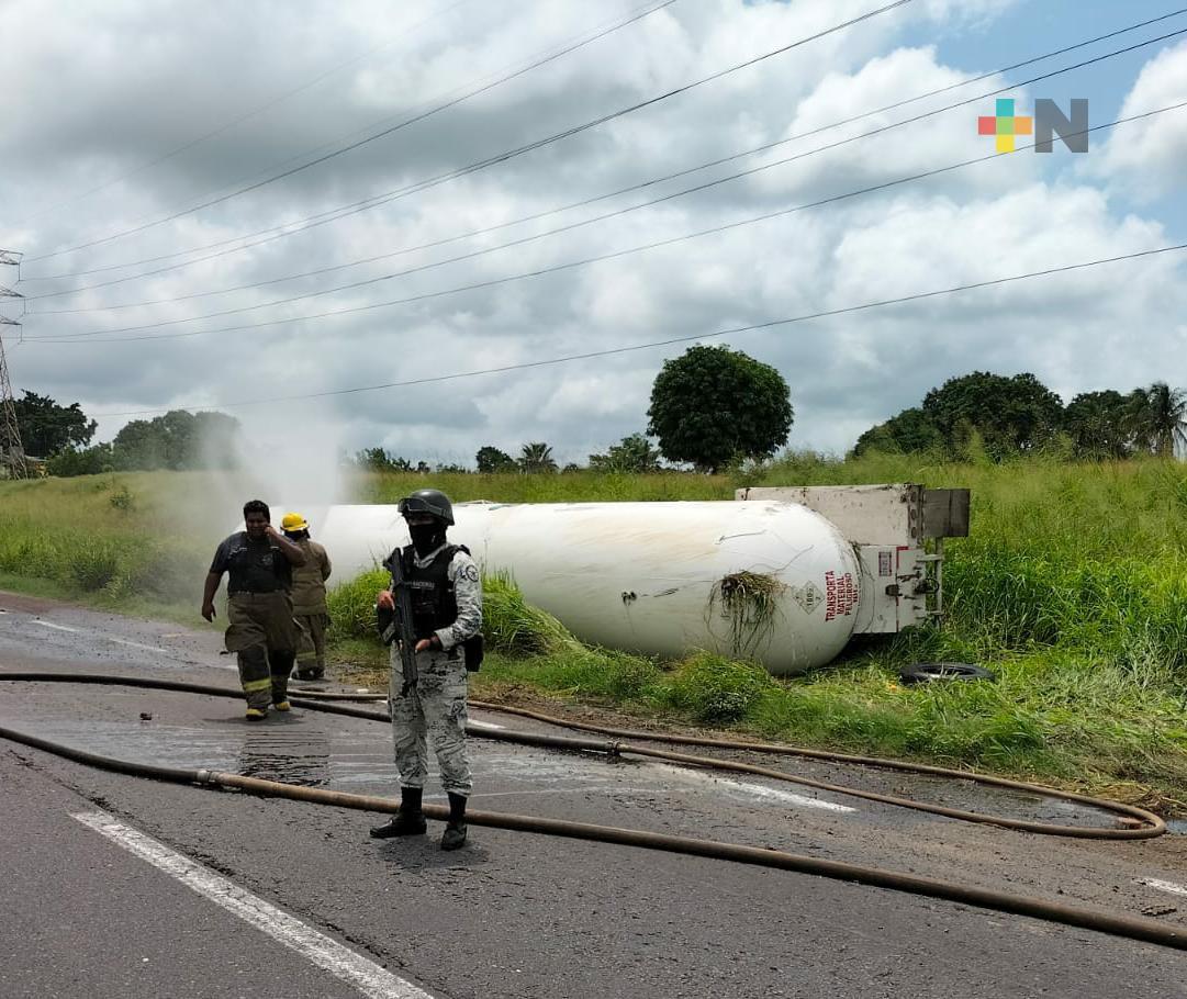 Trailer con amoniaco vuelca en autopista La Tinaja-Cosoleacaque