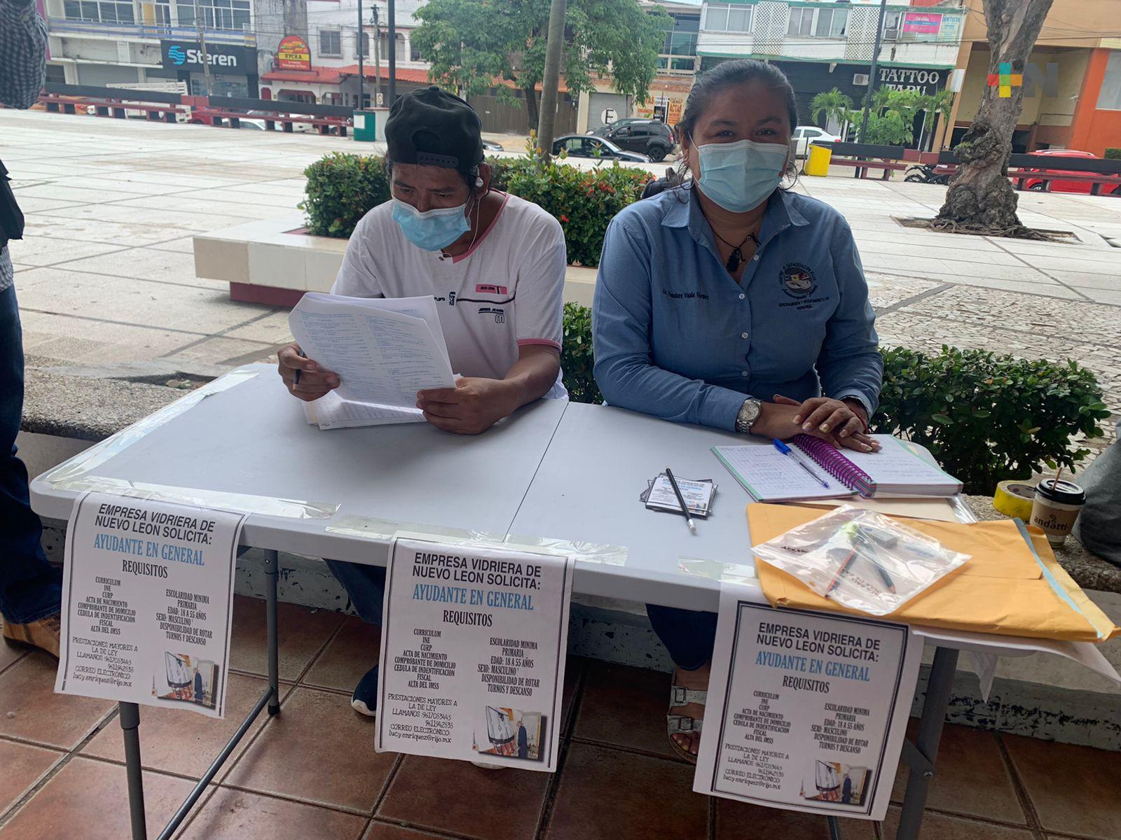 Vidriera neoleonesa oferta empleos a veracruzanos, al sur del estado