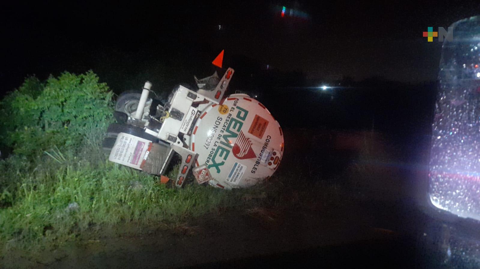 Vuelca pipa de Pemex en el sur de la entidad