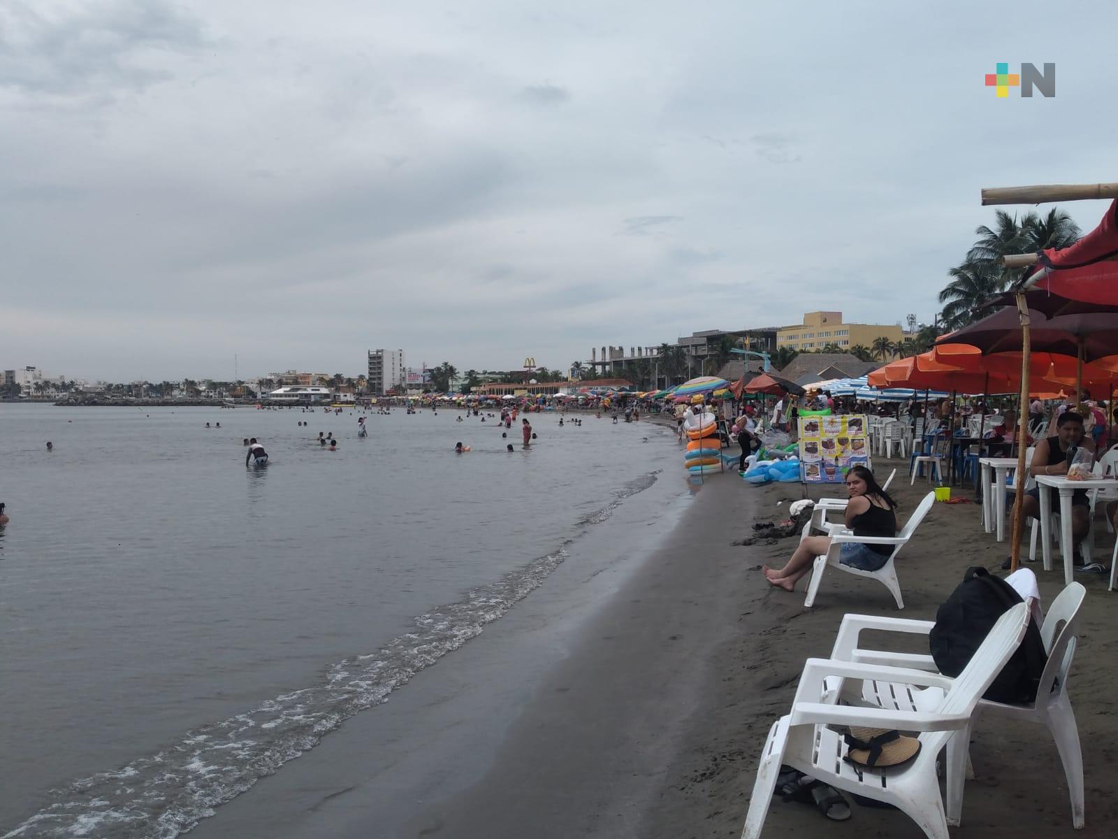 Turistas aprovechan el último fin de semana de las vacaciones de verano