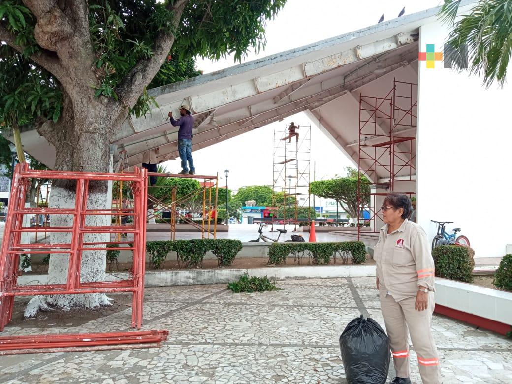 Realizan remozamiento a parque y palacio municipal de Coatzacoalcos para festejos patrios
