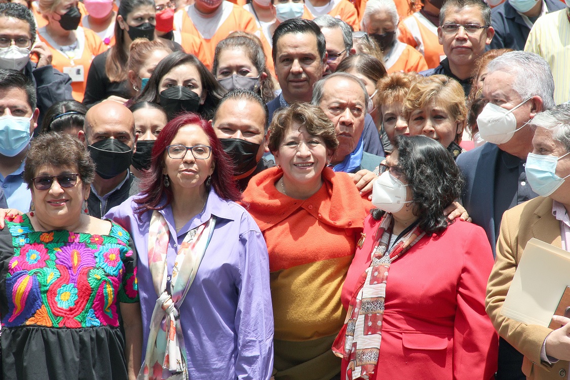 Presenta Delfina Gómez a titular entrante, Leticia Ramírez a trabajadores de la SEP