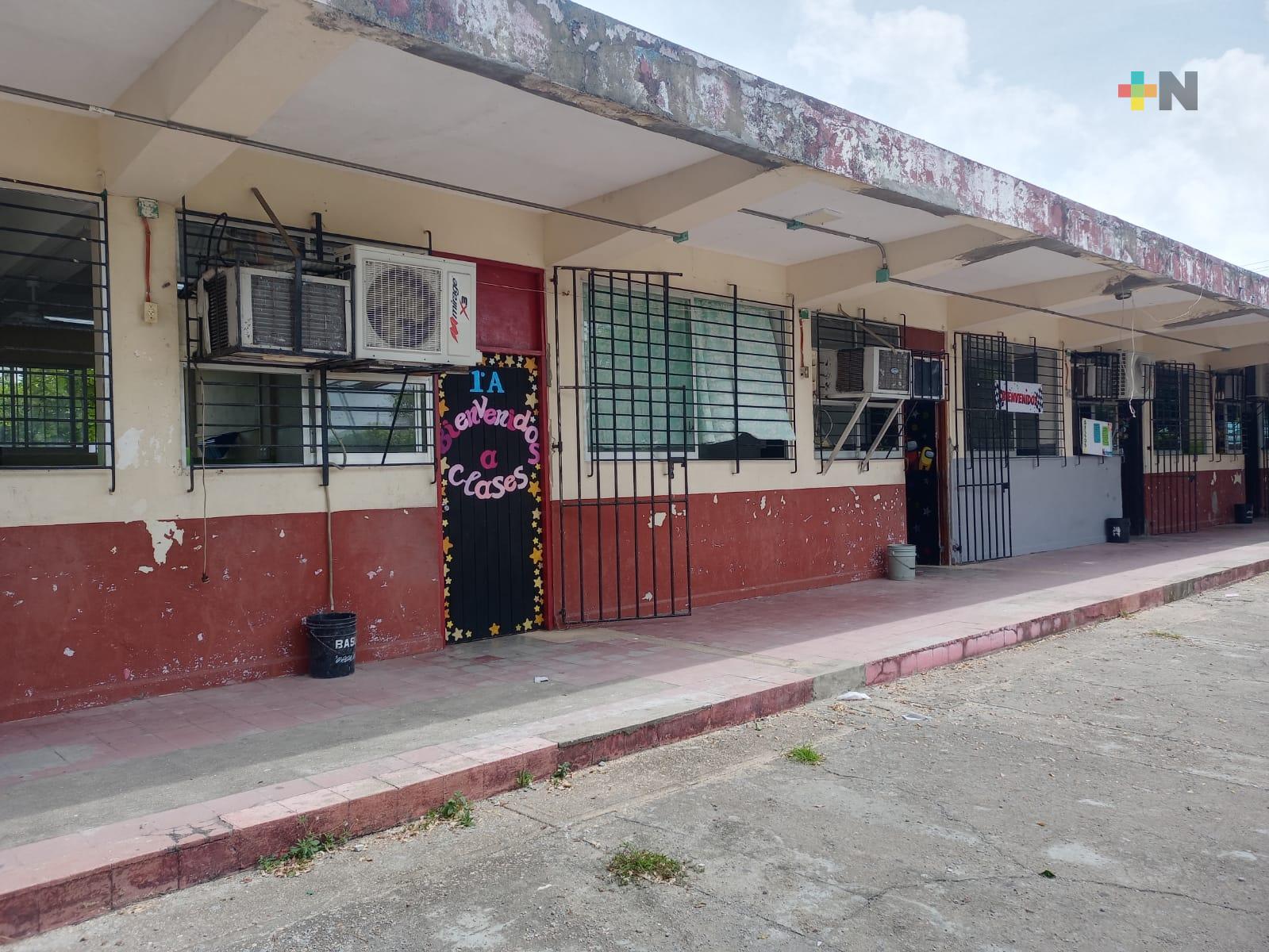 Padres de familia rehabilitan primaria de Coatza para facilitar regreso a clases