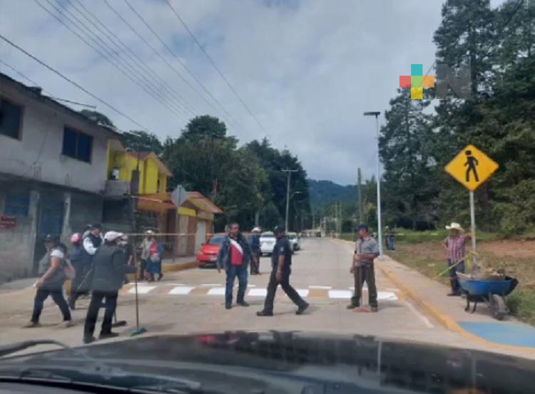 Realizan faena de limpieza y pintura de señalética vial en Huayacocotla
