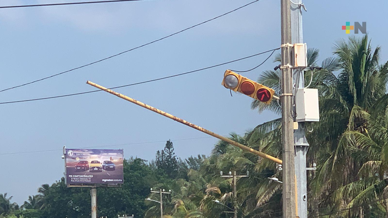 ¡A punto de caer! Semáforos inservibles en Coatza