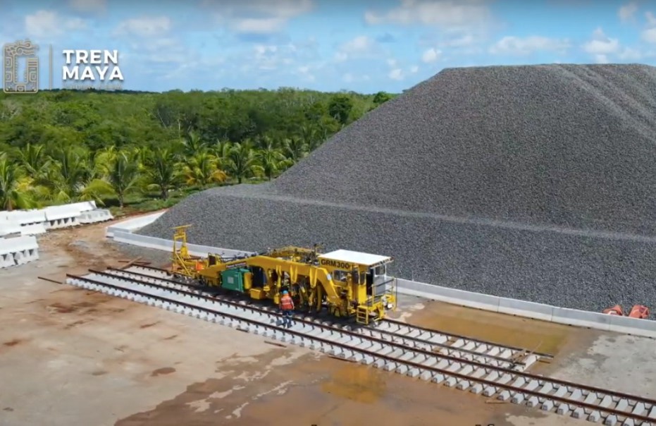 Avanzan estaciones del Tren Maya; arriba al tramo 4 primera máquina multicalzadora de tecnología austriaca