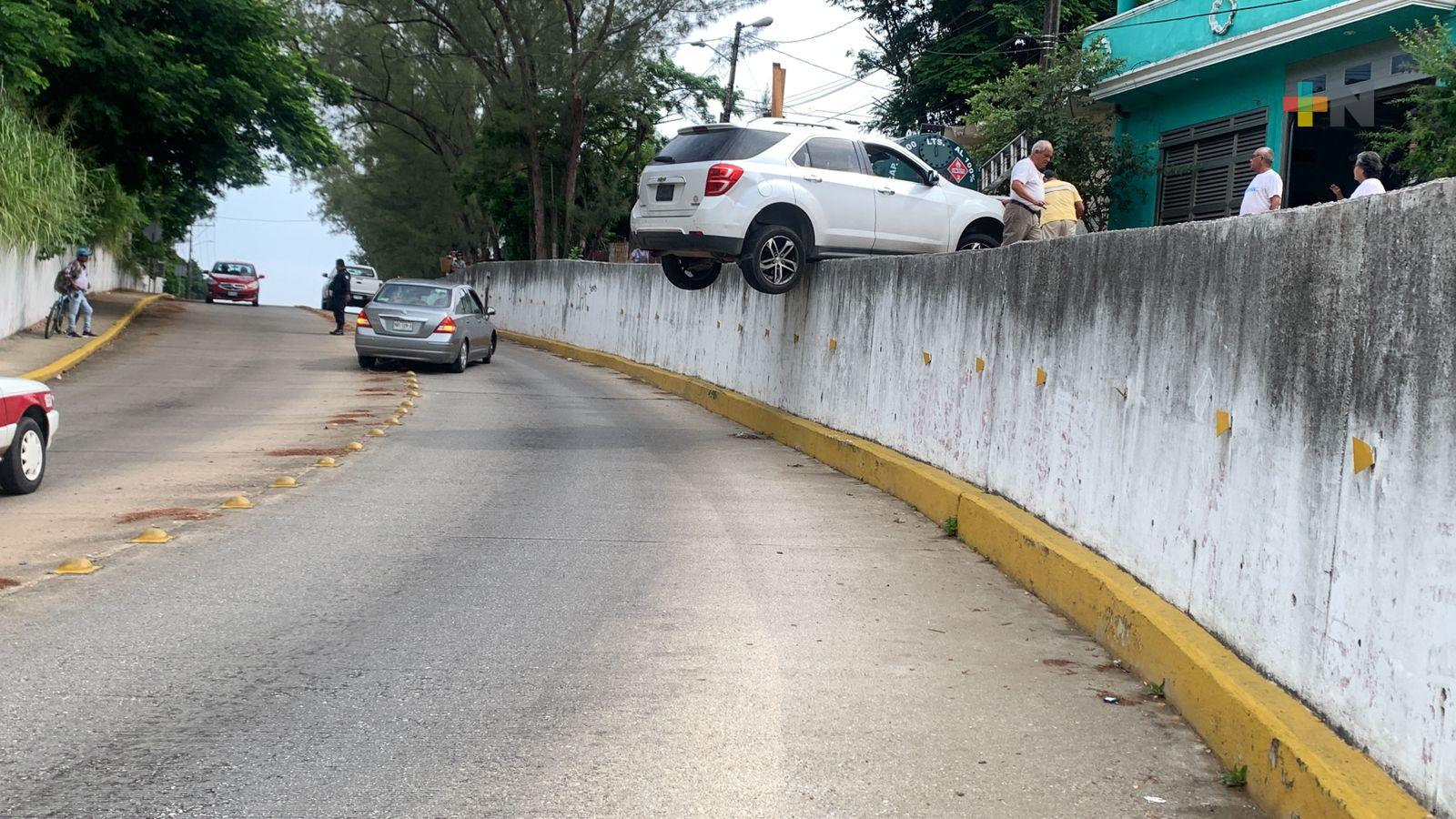 En Coatzacoalcos, vehículo a punto de caer a un paso a desnivel