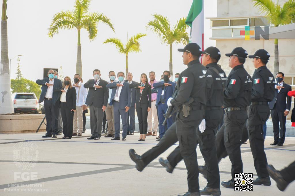 Fiscalía Coordinadora Especializada encabezó honores a la bandera en FGE