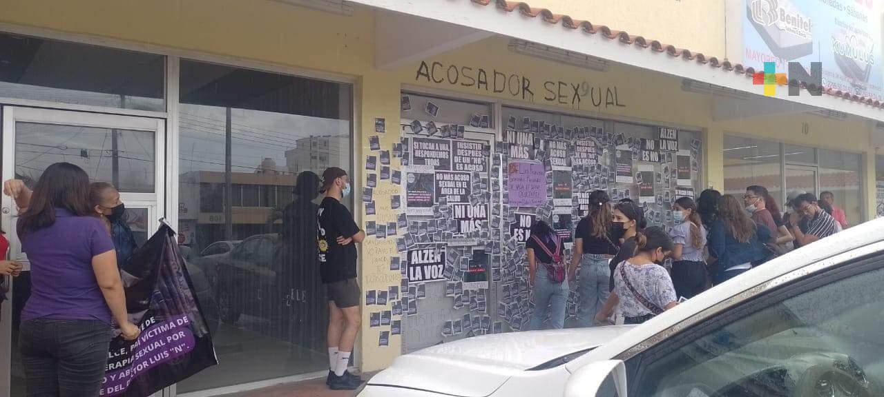 Reportan feministas acoso sexual en clínica de salud