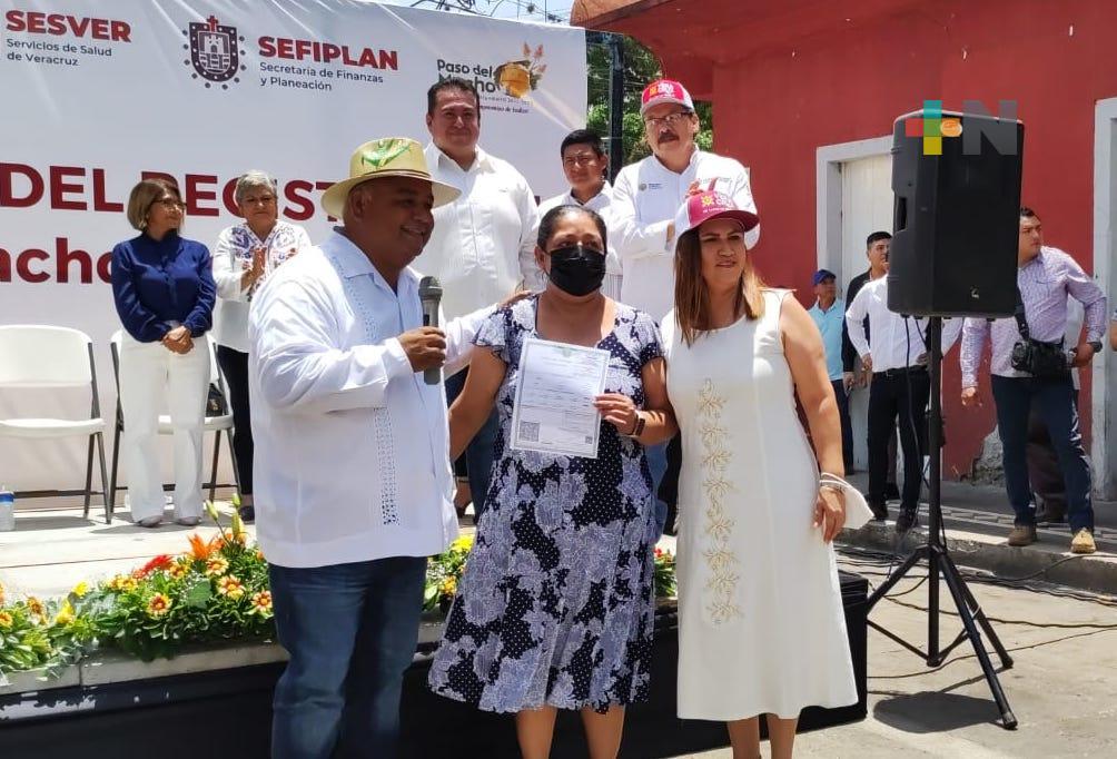 Supervisa Eric Cisneros entrega de actas del Registro Civil, en Paso del Macho