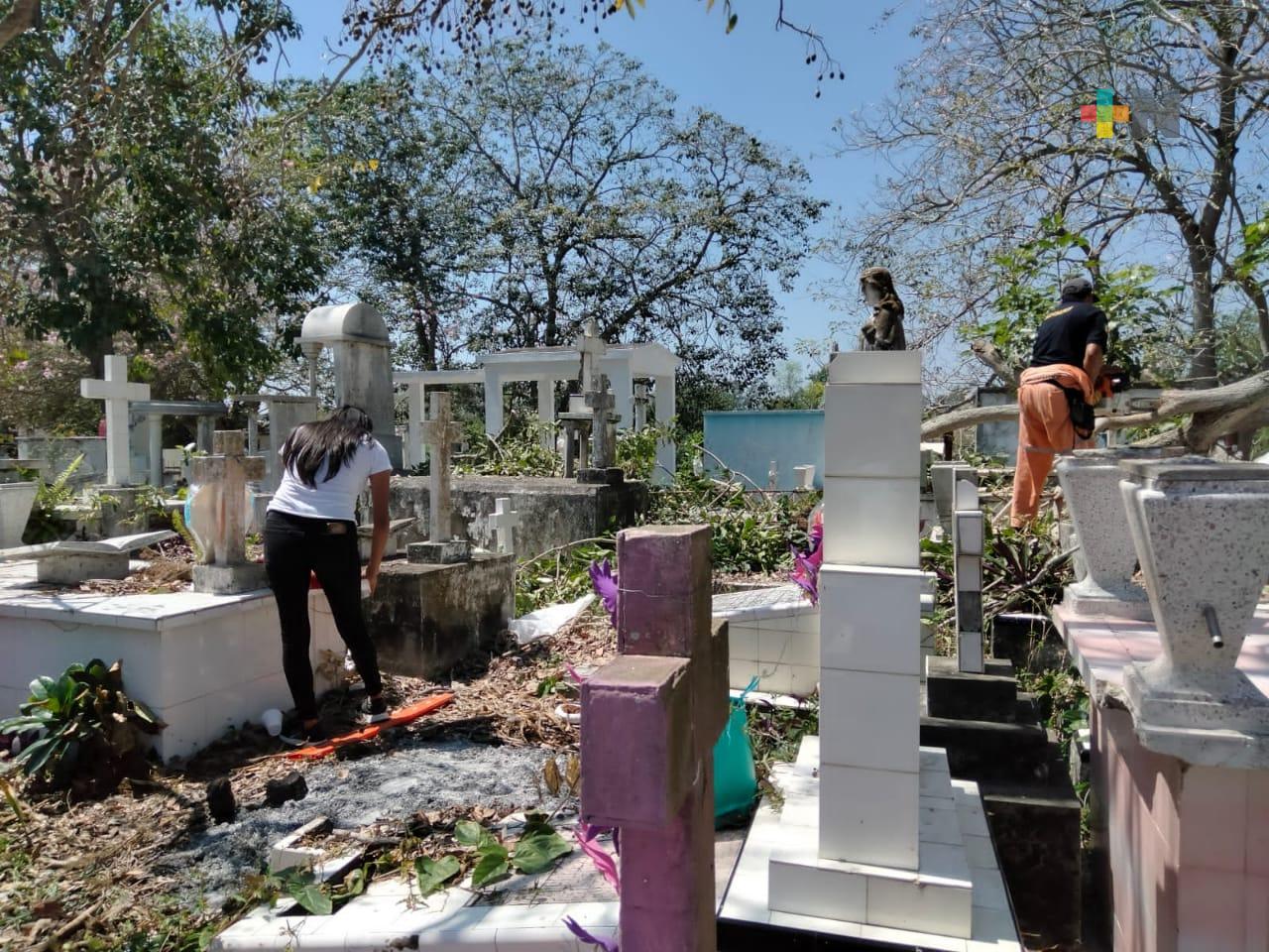Continúa limpieza de panteones municipales de Tuxpan