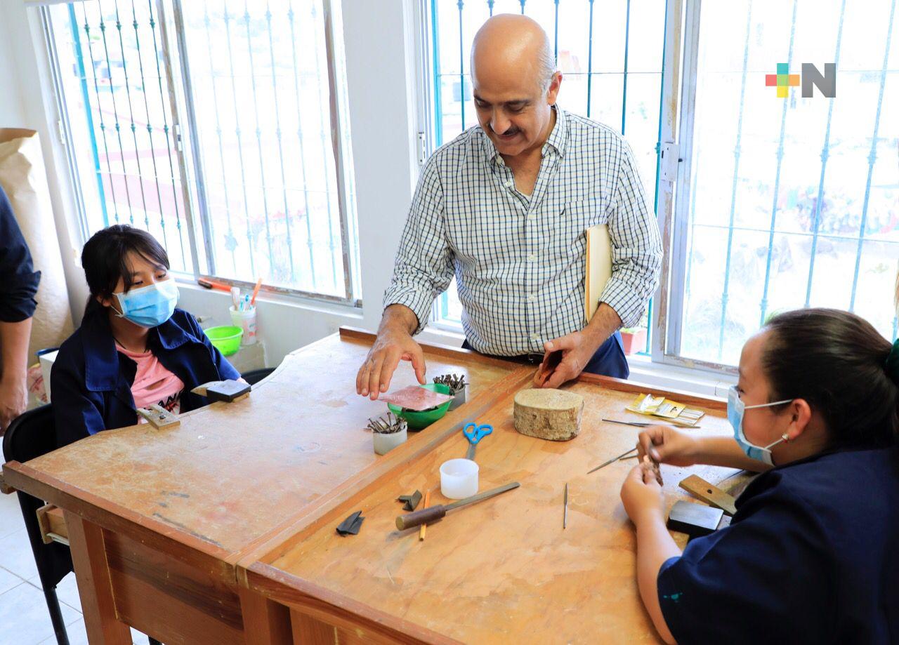 Visita Ricardo Ahued taller de Arte Popular