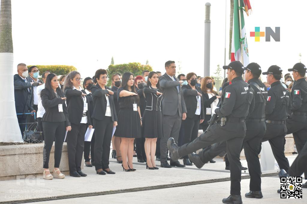 Fiscal General del Estado preside los honores a la bandera en oficinas centrales