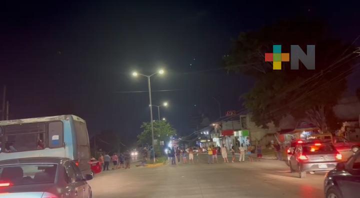Cierran vecinos vialidad por falta de energía eléctrica