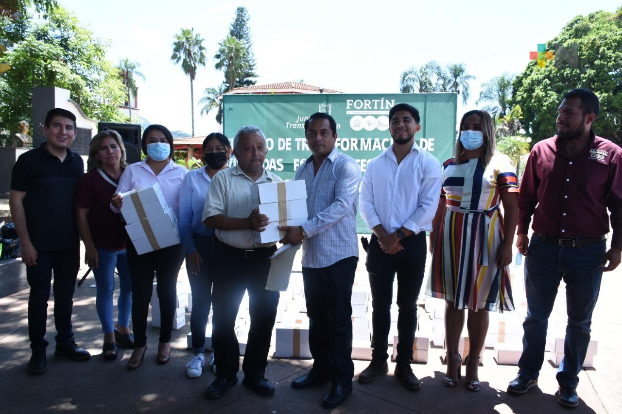Entregan en Fortín apoyos materiales a familias del municipio