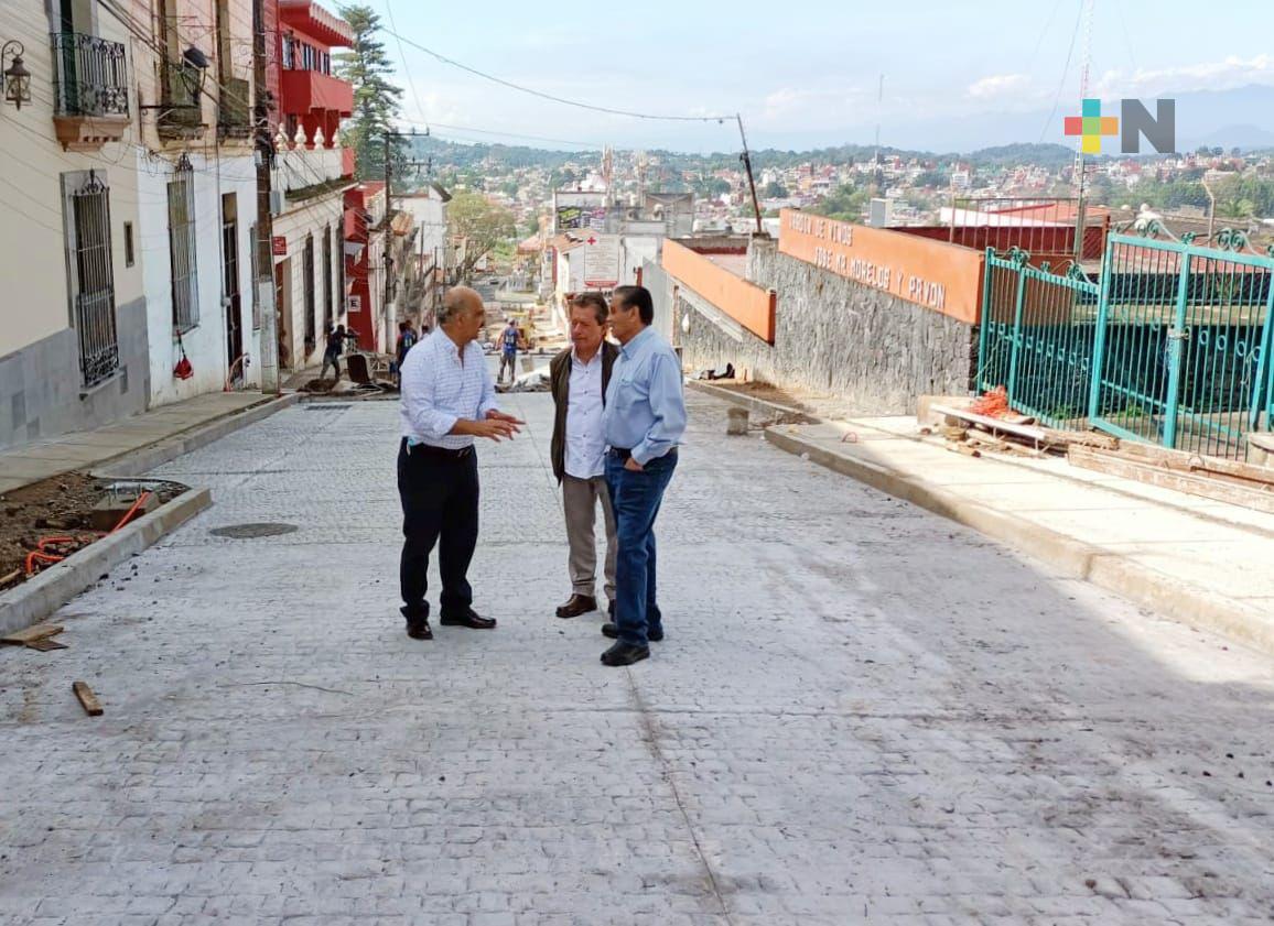 Supervisa alcalde xalapeño obra en calle Francisco Javier Clavijero