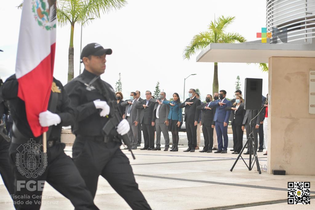 Encabeza Fiscal General los honores a la bandera en instalaciones de la FGE