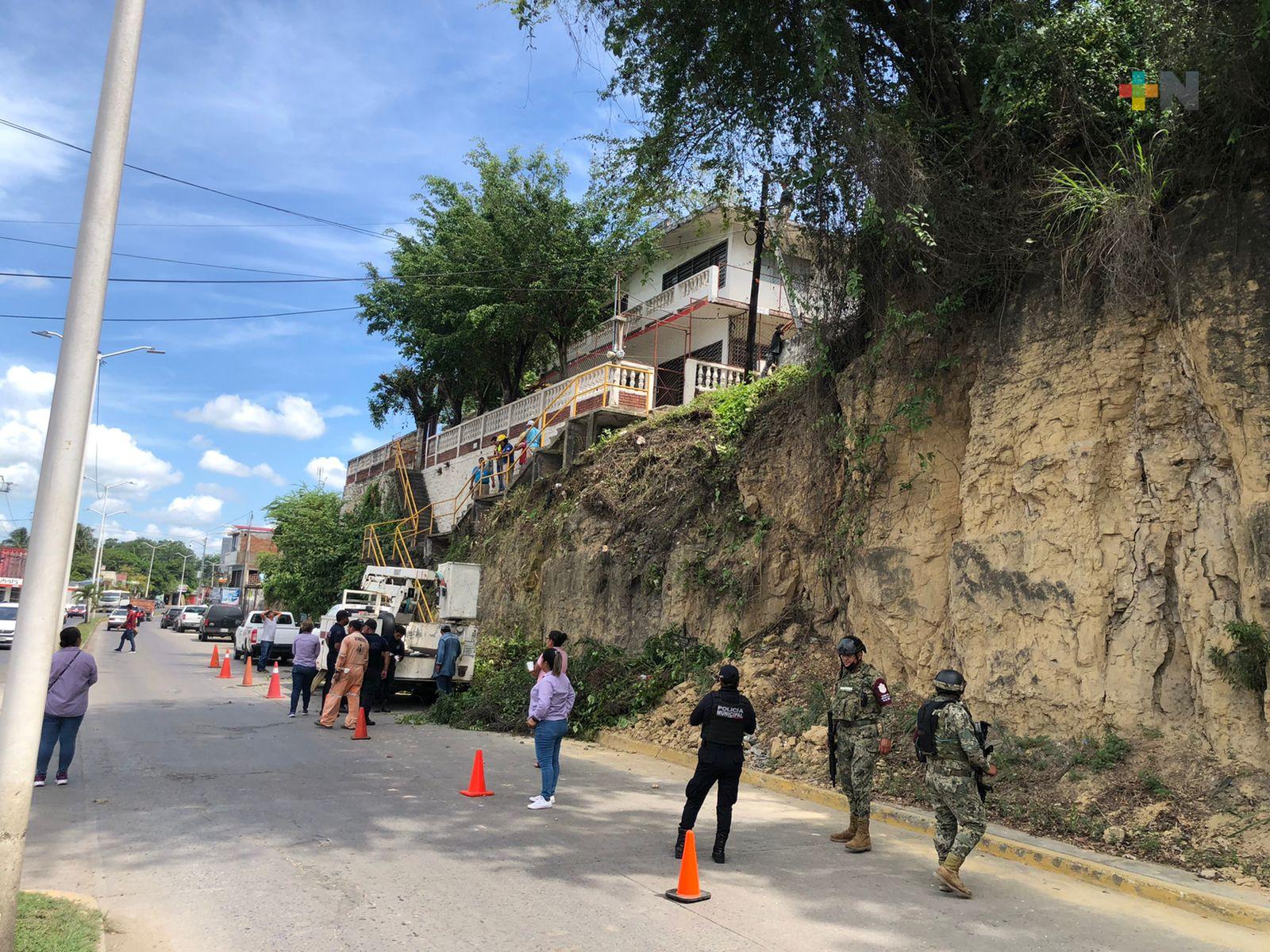 Autoridades y padres de familia limpian escuelas para el regreso a clases en Tuxpan