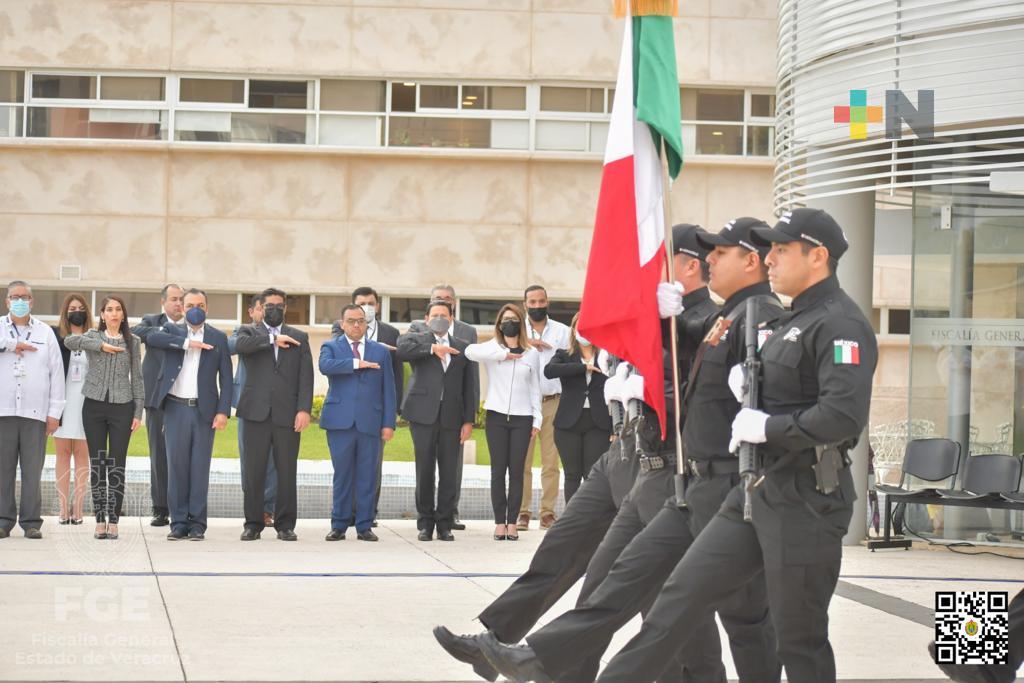 Dirección de Administración realiza en FGE, ceremonia de honores a la bandera