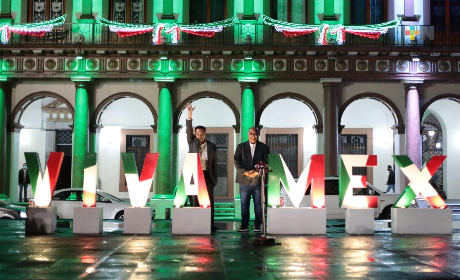 Xalapa, iluminada con colores patrios; inicia mes de la Independencia