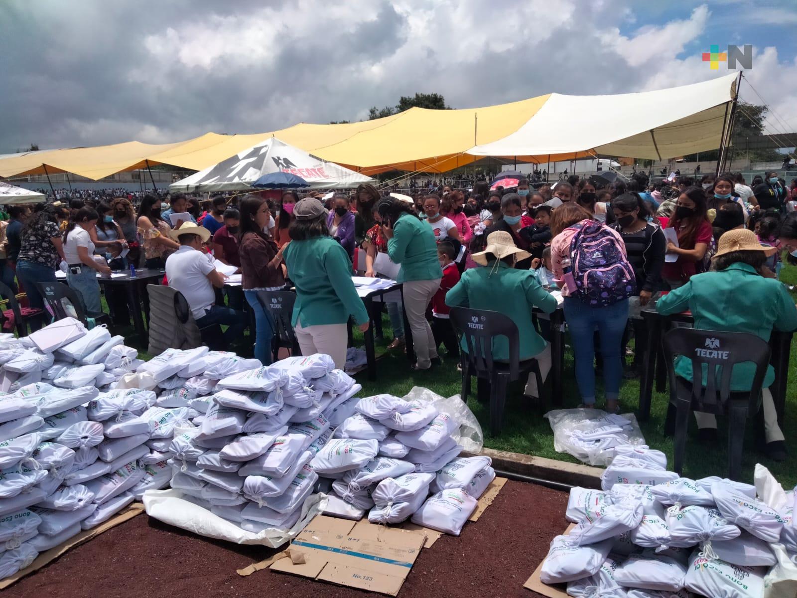 Encabeza Eric Cisneros entrega de útiles escolares en Jalacingo