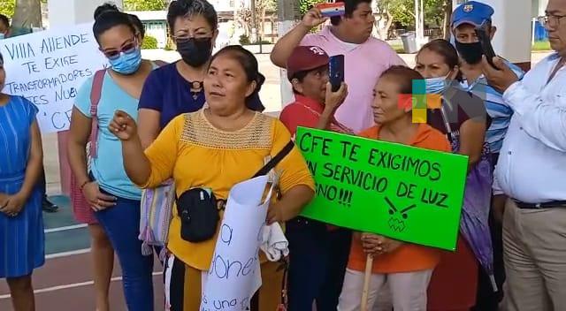 Manifiestan pobladores de Villa Allende fallas de  CFE