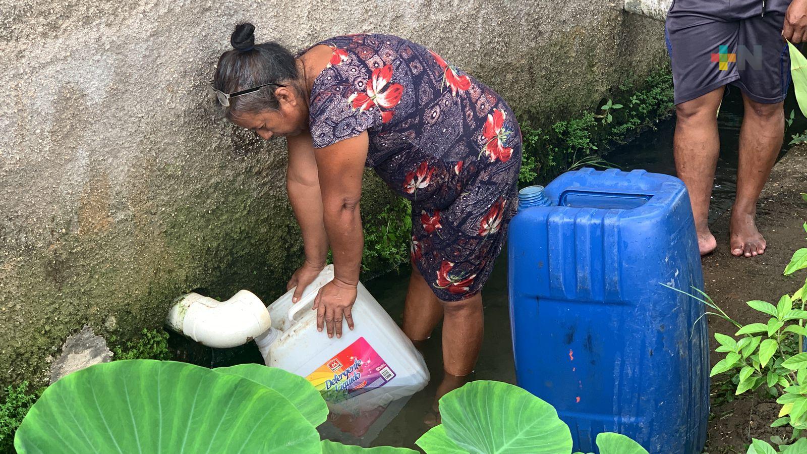 Habitantes de Coatza con escasez de agua; algunos se abastecen en manantiales