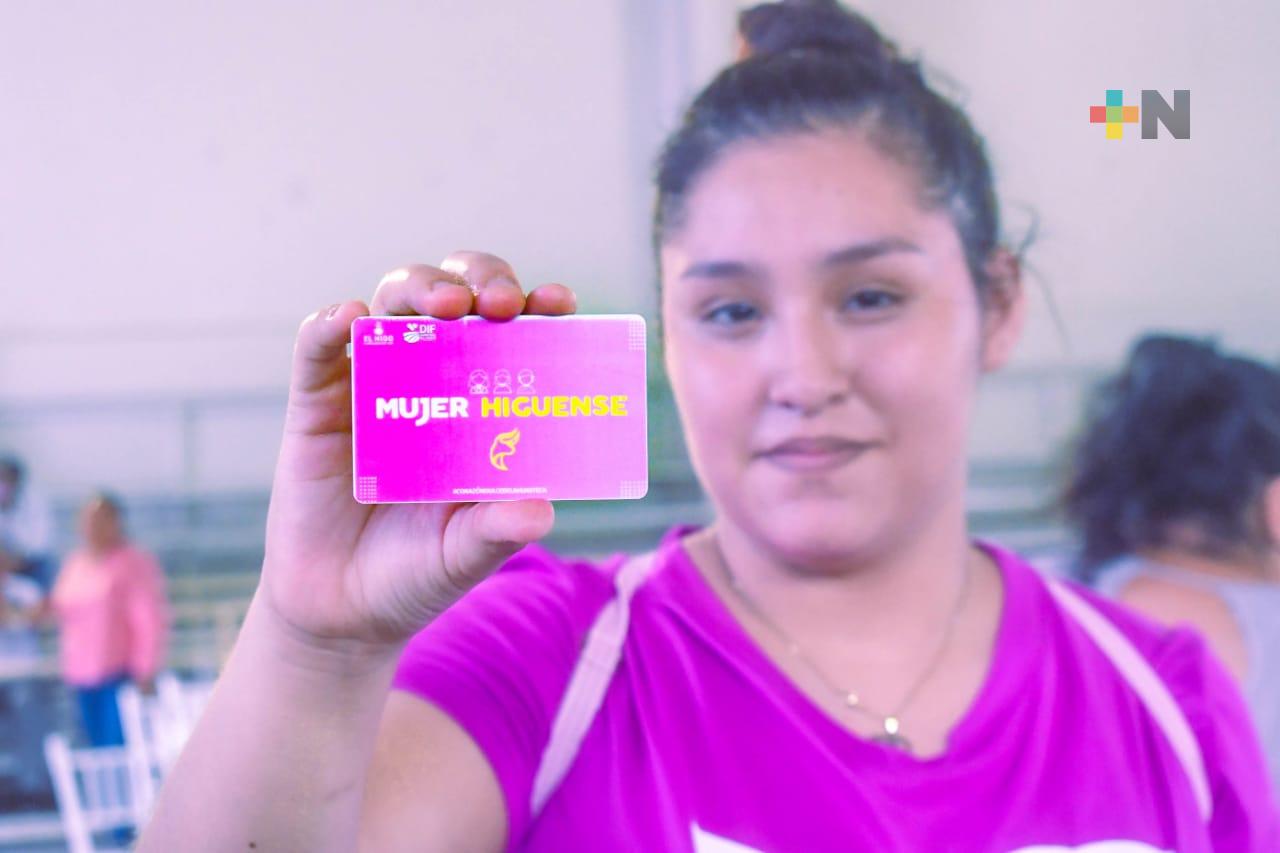 Realizan cuarta entrega de Tarjetas Mujer Higuense a féminas de escasos recursos